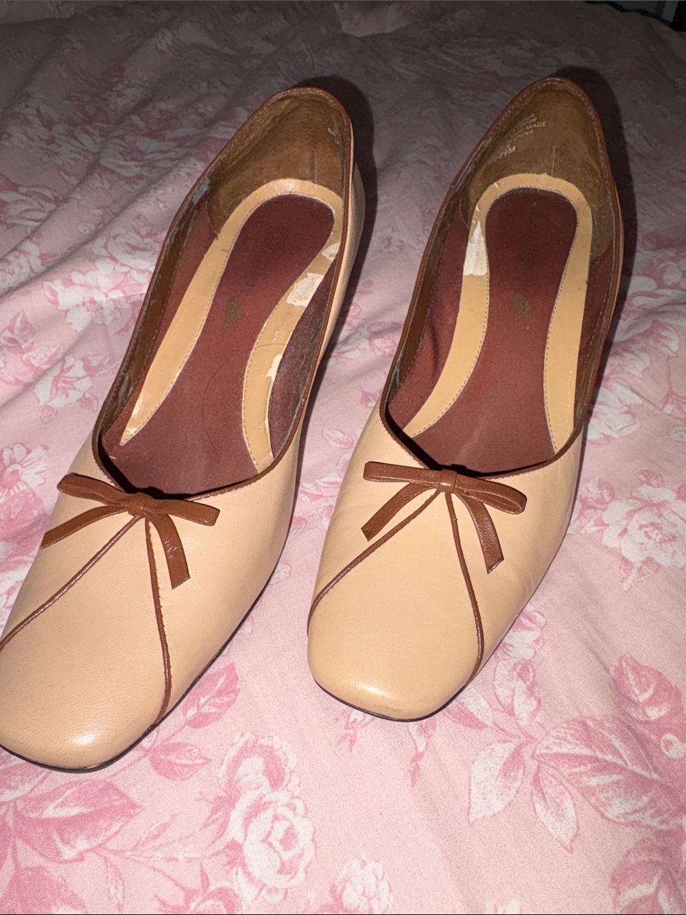 Easy Spirit Beige and Brown Bow-Trim Flats